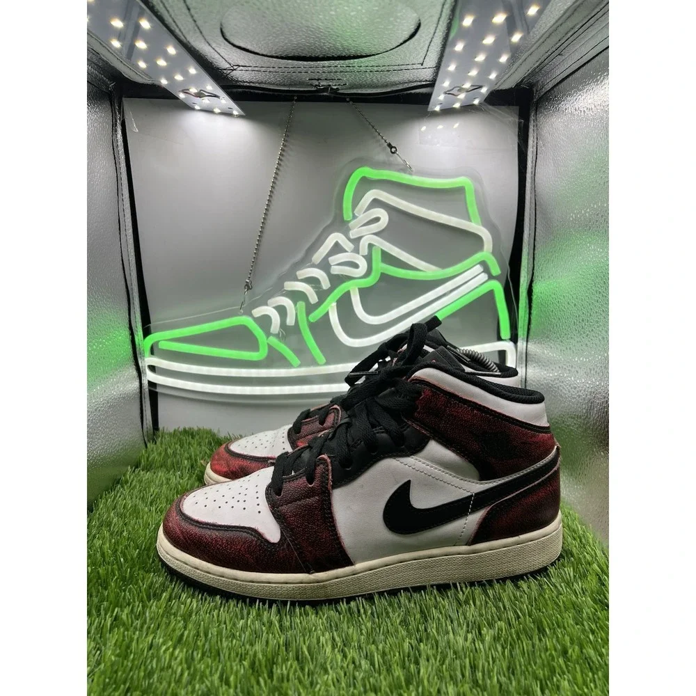 Air Jordan 1 Mid SE Black Infrared White FB0568-006 GS Size 7Y Wear Away Chicago